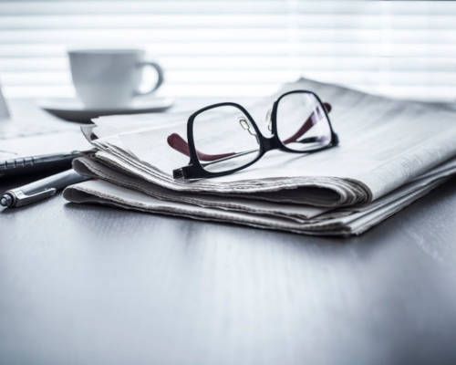 Asociación De Prejubilados De Endesa En Madrid (Asoprem) periódico, gafas y café